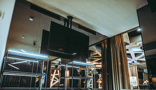 Flatscreen 75'' & Live Cam