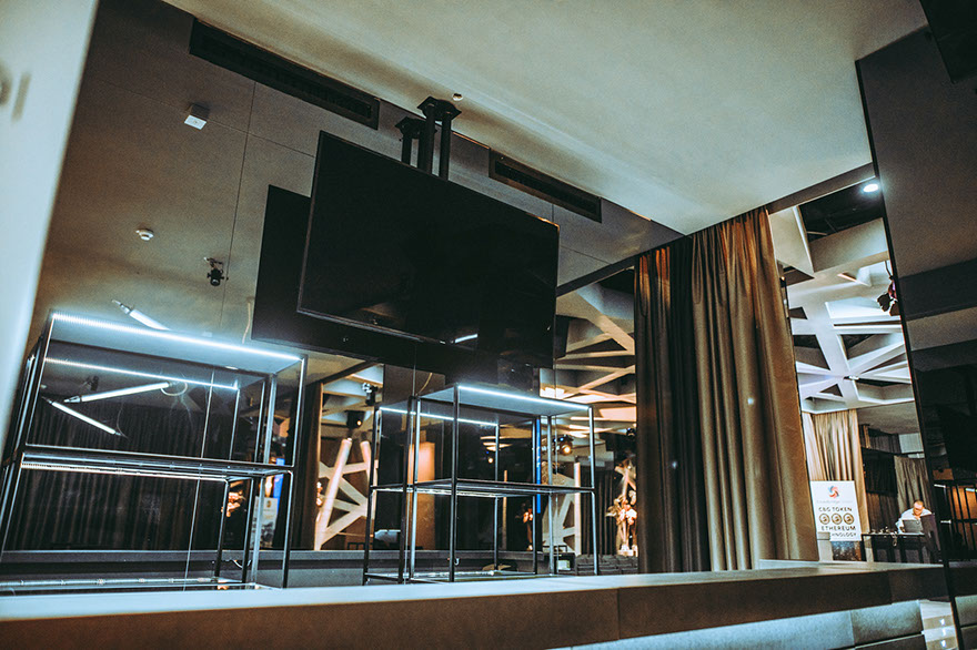 Flatscreen 75'' & Live Cam