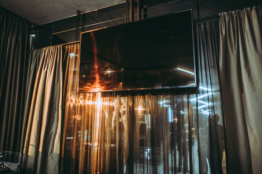 Flatscreen 75'' & Live Cam